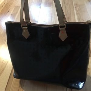 Black leather Arcadia shoulder bag.